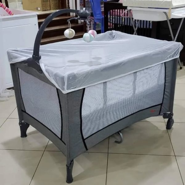 Portable baby cot